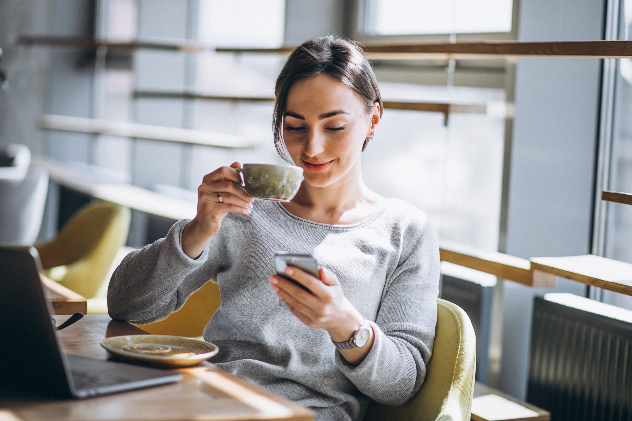 Seguro para iPhones usados mulher tomando café
