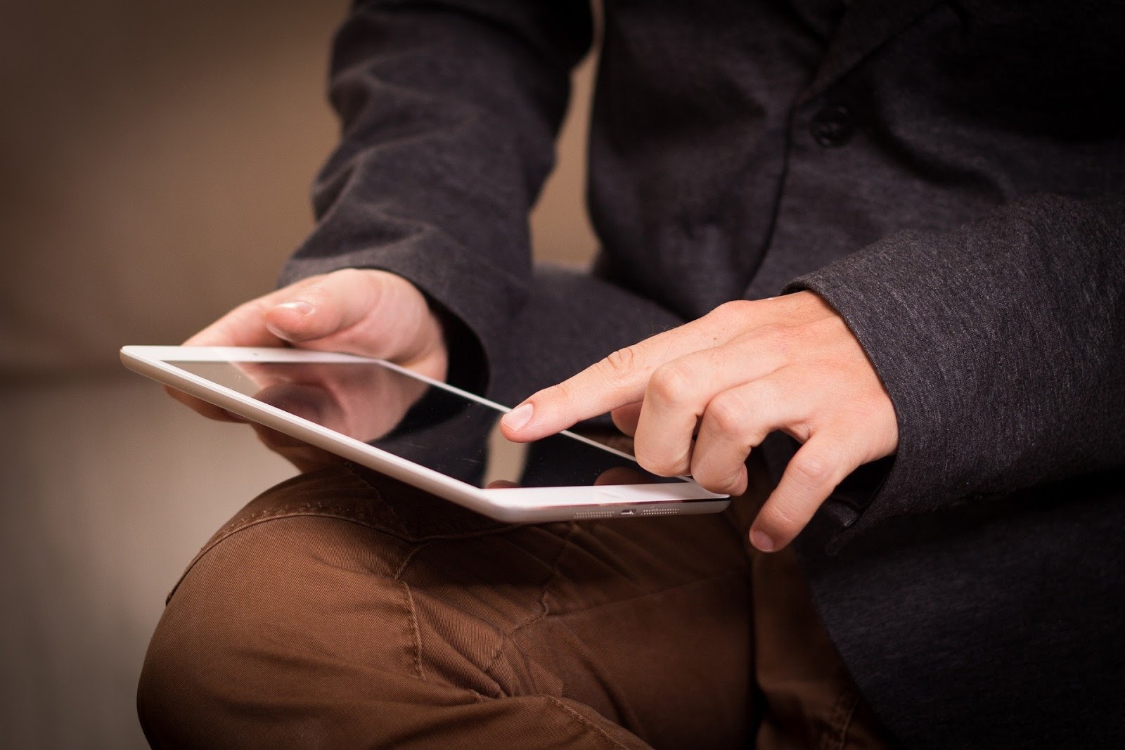 imagem homem segurando um iPad que não liga mais