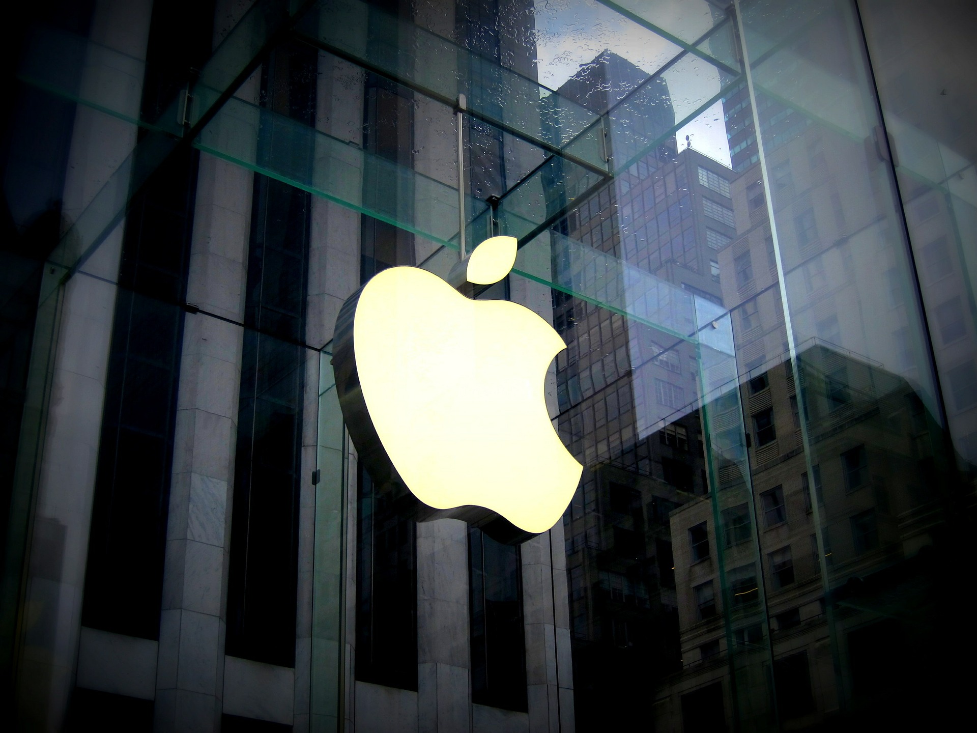 Imagem fachada prédio da Apple. Nova campanha iPhone com depoimentos de ex-donos de Android